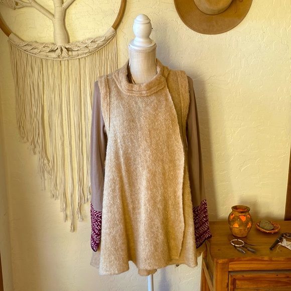 ✌️LIKE NEW ‼️ FREE PEOPLE ALPACA CAPE‼️ - Picture 3 of 16